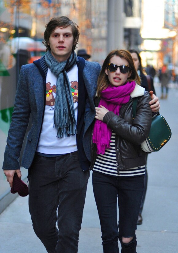 Emma Roberts et son compagnon Evan Peters dans les rues de New York, le 8 janvier 2013. Le couple s'est rendu au MoMA, musée d'art moderne de New York.