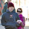 Emma Roberts et son compagnon Evan Peters se promènent dans les rues de New York, le 7 janvier 2013.