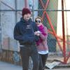 Emma Roberts et son compagnon Evan Peters se promènent dans les rues de New York, le 7 janvier 2013. La jeune femme s'agrippe à son nouveau chéri.
