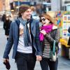 Emma Roberts et son compagnon Evan Peters dans les rues de New York, le 8 janvier 2013. Le couple s'est rendu au MoMA, musée d'art moderne de New York. Le couple est apparu plus complice que jamais.