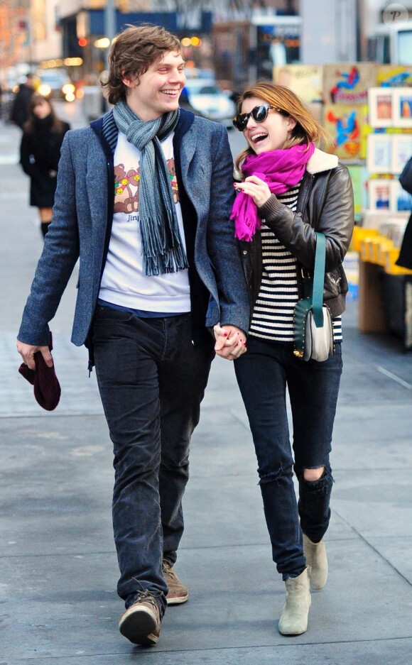 Emma Roberts et son compagnon Evan Peters dans les rues de New York, le 8 janvier 2013. Le couple s'est rendu au MoMA, musée d'art moderne de New York. Le couple est apparu plus complice que jamais.