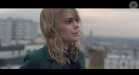 Coeur De Pirate dans le clip de son troisième single Place de la République, disponible sur l'album Blonde dans les bacs depuis novembre 2011.