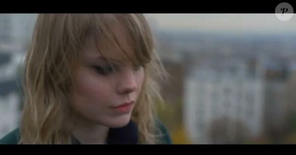 Coeur De Pirate dans le clip de son single Place de la République, disponible sur l'album Blonde dans les bacs depuis novembre 2011.