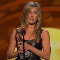 Jennifer Aniston : Sexy et honorée, elle s'improvise coiffeuse pour Jimmy Kimmel