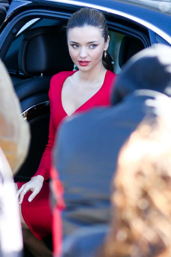 Miranda Kerr, femme fatale en robe rouge à Los Angeles le 10 janvier 2013