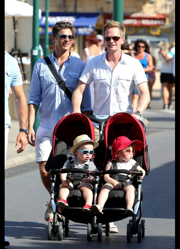 Neil Patrick Harris avec son mari David Burtka à Saint Tropez, le 2 août 2012.