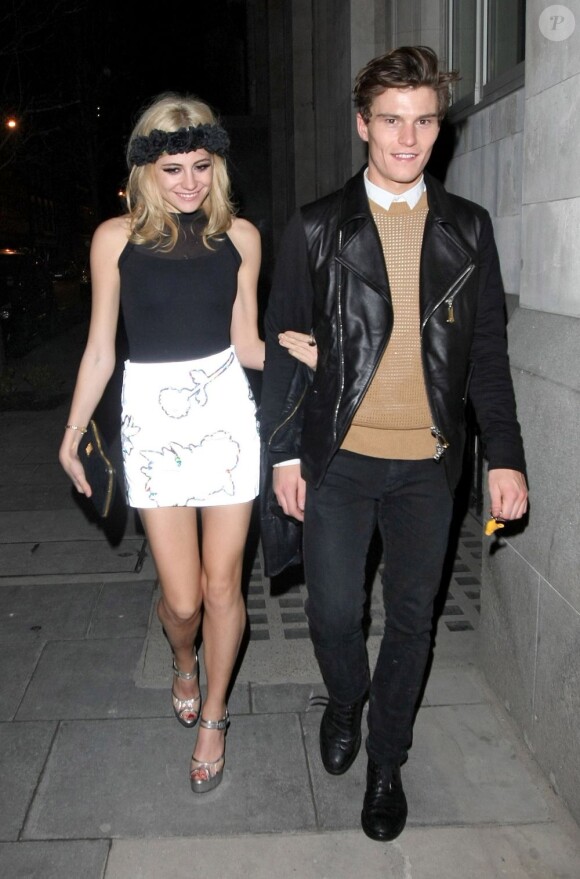 La chanteuse Pixie Lott et Oliver Cheshire arrivent au Rose Bar de Londres le 11 janvier 2013.