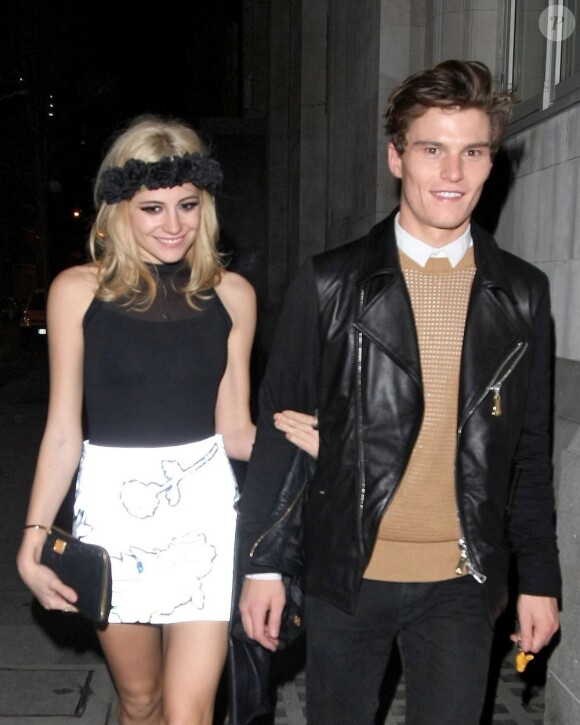 Pixie Lott et son amoureux Oliver Cheshire arrivent au Rose Bar de Londres le 11 janvier 2013.