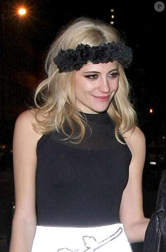 Pixie Lott arrivant au Rose Bar de Londres le 11 janvier 2013.