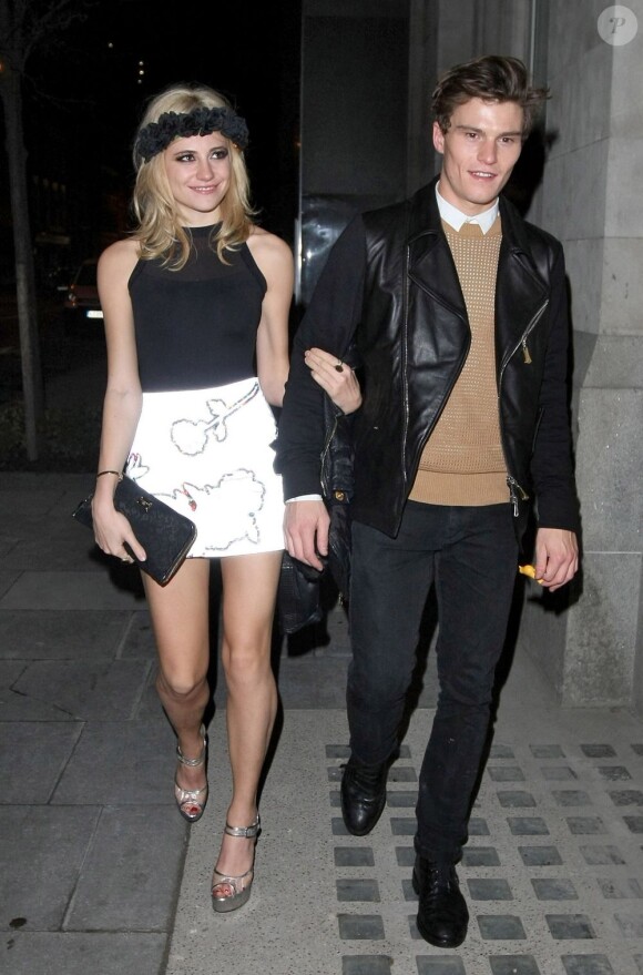 Pixie Lott et Oliver Cheshire arrivent au Rose Bar de Londres le 11 janvier 2013.