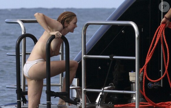 Lily Cole en vacances sur un yacht sur l'île de Saint-Barthélemy le 3 janvier 2013.
