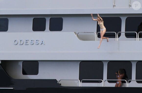 Lily Cole en vacances sur un yacht sur l'île de Saint-Barthélemy le 3 janvier 2013.