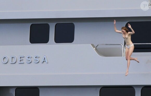 Lily Cole en vacances sur un yacht sur l'île de Saint-Barthélemy le 3 janvier 2013.