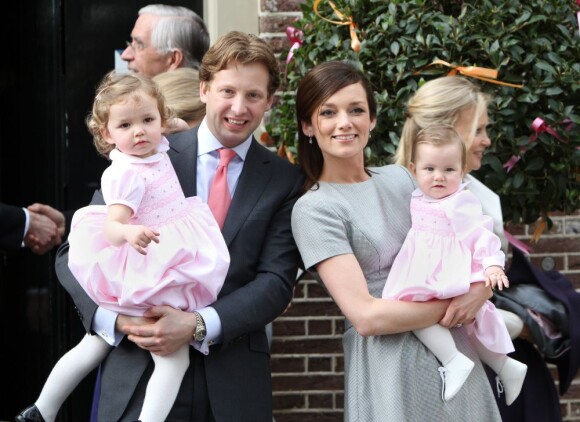 Le prince Floris d'Orange-Nassau et la princesse Aimée avec leurs filles Magali et Eliane lors du baptême de cette dernière le 28 mars 2010. En 2013, le couple attend son troisième enfant, pour le mois de juillet.