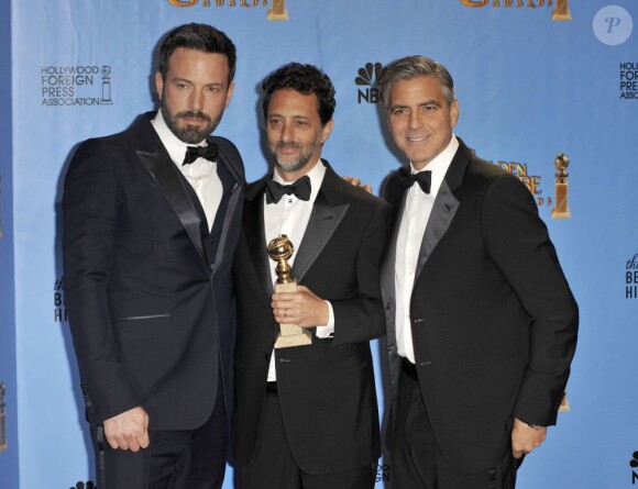 Ben Affleck au côté des producteurs Grant Heslov et George Clooney aux Golden Globes à Beverly Hills, le 13 janvier 2013.