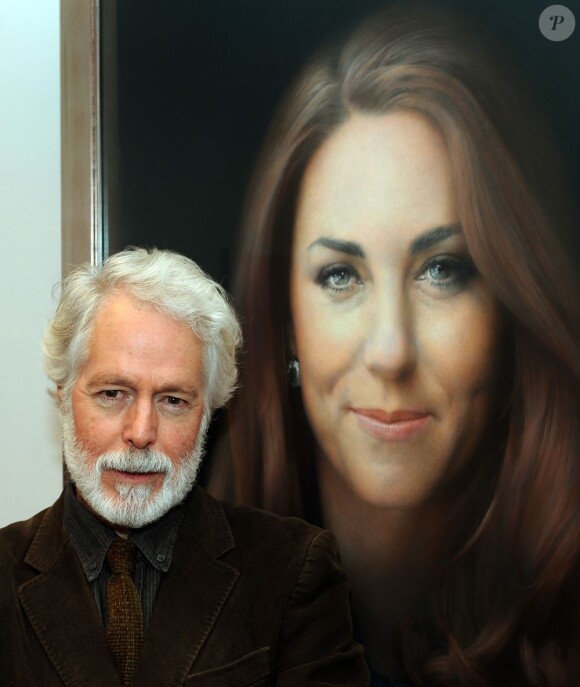 Paul Emsley devant son portrait de la duchesse de Cambridge le 11 janvier 2013 à la National Portrait Gallery.