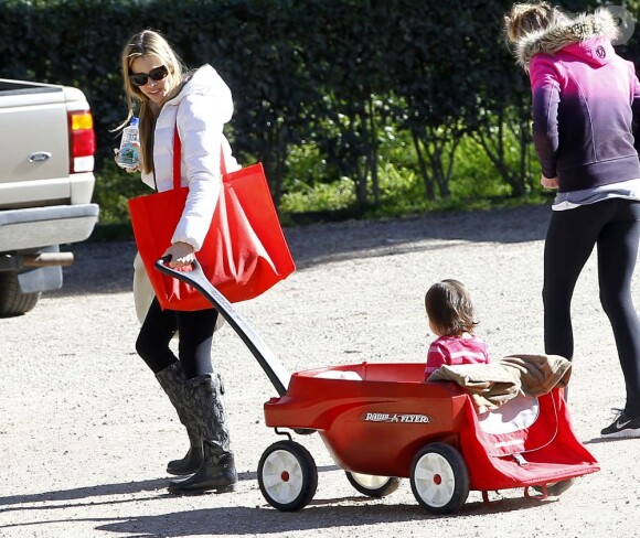 L'actrice Denise Richards emmène ses filles Sam et Lola faire du cheval. Pendant ce temps, elle reste avec sa fille adoptive, Eloise. Photo prise à Malibu le 13 Janvier 2013.