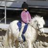 Denise Richards emmène ses filles Sam et Lola faire du cheval. Pendant ce temps, elle reste avec sa fille adoptive, Eloise. Photo prise à Malibu le 13 Janvier 2013. La plus jeune des deux monte un joli poney blanc.