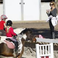 Denise Richards : Après-midi équitation pour ses filles Lola et Sam