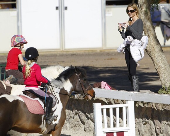 Denise Richards emmène ses filles Sam et Lola faire du cheval. Pendant ce temps, elle reste avec sa fille adoptive, Eloise. Photo prise à Malibu le 13 Janvier 2013.