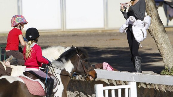 Denise Richards : Après-midi équitation pour ses filles Lola et Sam