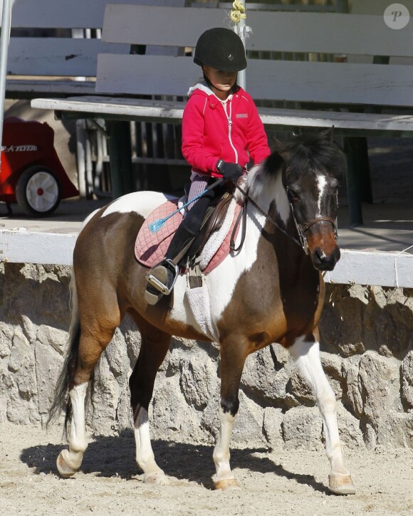 Denise Richards emmène ses filles Sam et Lola faire du cheval. Pendant ce temps, elle reste avec sa fille adoptive, Eloise. Photo prise à Malibu le 13 Janvier 2013. Sam semble très à l'aise à cheval.