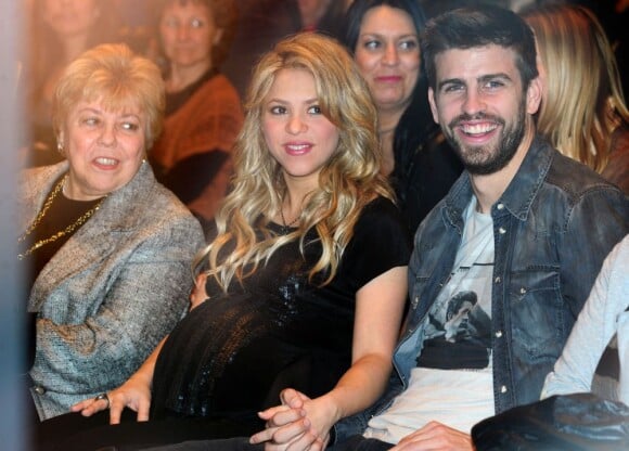 Shakira (avec sa mère Nidia à sa droite), enceinte de huit mois, prenait part le 14 janvier 2013 à la Maison du Livre de Barcelone à la présentation du nouveau livre de son père William Mebarak, Al Viento y el azar, accompagnée de son chéri Gerard Piqué, et en présence de sa mère Nidia Ripoli, de son frère Tonino, et des parents du footballeur du Barça, Joan et Montserrat.