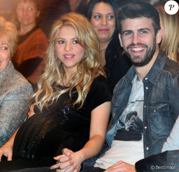 Shakira (avec sa mère Nidia à sa droite), enceinte de huit mois, prenait part le 14 janvier 2013 à la Maison du Livre de Barcelone à la présentation du nouveau livre de son père William Mebarak, Al Viento y el azar, accompagnée de son chéri Gerard Piqué, et en présence de sa mère Nidia Ripoli, de son frère Tonino, et des parents du footballeur du Barça, Joan et Montserrat.