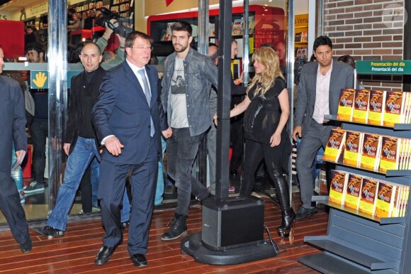 Shakira, enceinte de huit mois, prenait part le 14 janvier 2013 à la Maison du Livre de Barcelone à la présentation du nouveau livre de son père William Mebarak, Al Viento y el azar, accompagnée de son chéri Gerard Piqué, et en présence de sa mère Nidia Ripoli, de son frère Tonino, et des parents du footballeur du Barça, Joan et Montserrat.