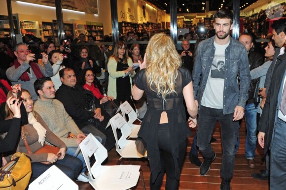 Shakira, enceinte de huit mois, prenait part le 14 janvier 2013 à la Maison du Livre de Barcelone à la présentation du nouveau livre de son père William Mebarak, Al Viento y el azar, accompagnée de son chéri Gerard Piqué, et en présence de sa mère Nidia Ripoli, de son frère Tonino, et des parents du footballeur du Barça, Joan et Montserrat.