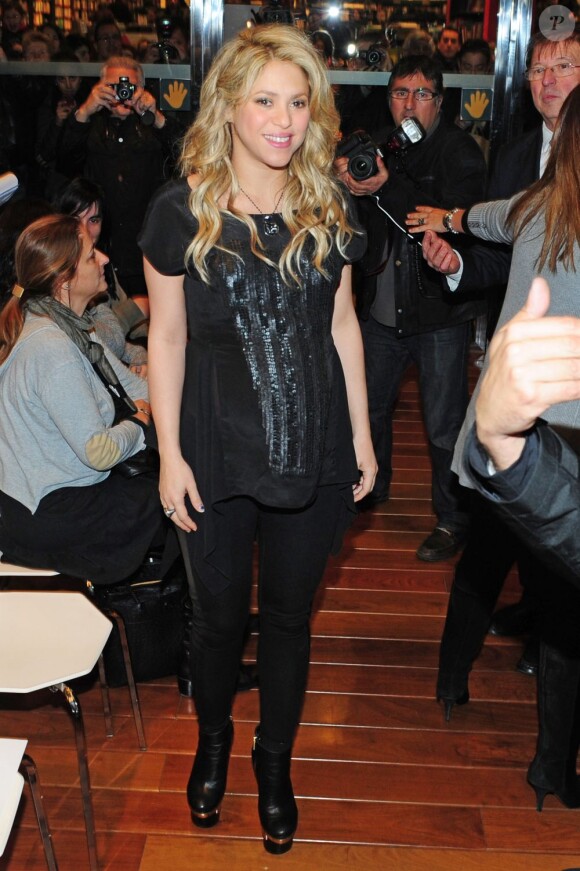 Shakira, enceinte de huit mois, prenait part le 14 janvier 2013 à la Maison du Livre de Barcelone à la présentation du nouveau livre de son père William Mebarak, Al Viento y el azar, accompagnée de son chéri Gerard Piqué, et en présence de sa mère Nidia Ripoli, de son frère Tonino, et des parents du footballeur du Barça, Joan et Montserrat.