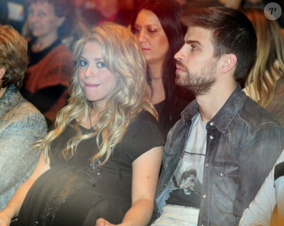 Shakira, enceinte de huit mois, prenait part le 14 janvier 2013 à la Maison du Livre de Barcelone à la présentation du nouveau livre de son père William Mebarak, Al Viento y el azar, accompagnée de son chéri Gerard Piqué, et en présence de sa mère Nidia Ripoli, de son frère Tonino, et des parents du footballeur du Barça, Joan et Montserrat.
