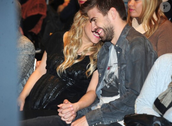 Shakira, enceinte de huit mois, prenait part le 14 janvier 2013 à la Maison du Livre de Barcelone à la présentation du nouveau livre de son père William Mebarak, Al Viento y el azar, accompagnée de son chéri Gerard Piqué, et en présence de sa mère Nidia Ripoli, de son frère Tonino, et des parents du footballeur du Barça, Joan et Montserrat.