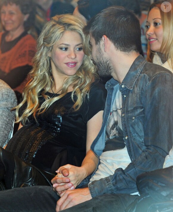 Shakira, enceinte de huit mois, prenait part le 14 janvier 2013 à la Maison du Livre de Barcelone à la présentation du nouveau livre de son père William Mebarak, Al Viento y el azar, accompagnée de son chéri Gerard Piqué, et en présence de sa mère Nidia Ripoli, de son frère Tonino, et des parents du footballeur du Barça, Joan et Montserrat.