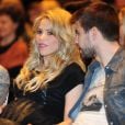  Shakira, enceinte de huit mois, prenait part le 14 janvier 2013 à la Maison du Livre de Barcelone à la présentation du nouveau livre de son père William Mebarak,  Al Viento y el azar , accompagnée de son chéri Gerard Piqué, et en présence de sa mère Nidia Ripoli, de son frère Tonino, et des parents du footballeur du Barça, Joan et Montserrat. 