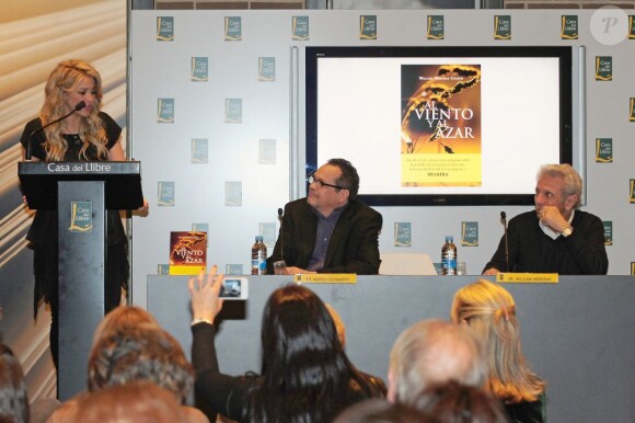 Shakira, enceinte de huit mois, prenait part le 14 janvier 2013 à la Maison du Livre de Barcelone à la présentation du nouveau livre de son père William Mebarak, Al Viento y el azar, accompagnée de son chéri Gerard Piqué, et en présence de sa mère Nidia Ripoli, de son frère Tonino, et des parents du footballeur du Barça, Joan et Montserrat.