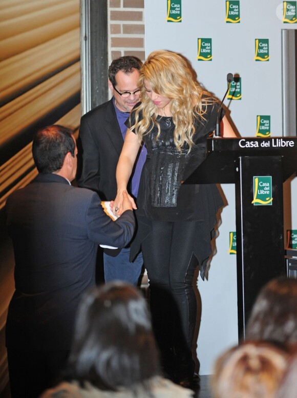Shakira, enceinte de huit mois, prenait part le 14 janvier 2013 à la Maison du Livre de Barcelone à la présentation du nouveau livre de son père William Mebarak, Al Viento y el azar, accompagnée de son chéri Gerard Piqué, et en présence de sa mère Nidia Ripoli, de son frère Tonino, et des parents du footballeur du Barça, Joan et Montserrat.