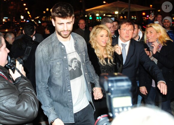 Shakira, enceinte de huit mois, prenait part le 14 janvier 2013 à la Maison du Livre de Barcelone à la présentation du nouveau livre de son père William Mebarak, Al Viento y el azar, accompagnée de son chéri Gerard Piqué, et en présence de sa mère Nidia Ripoli, de son frère Tonino, et des parents du footballeur du Barça, Joan et Montserrat.