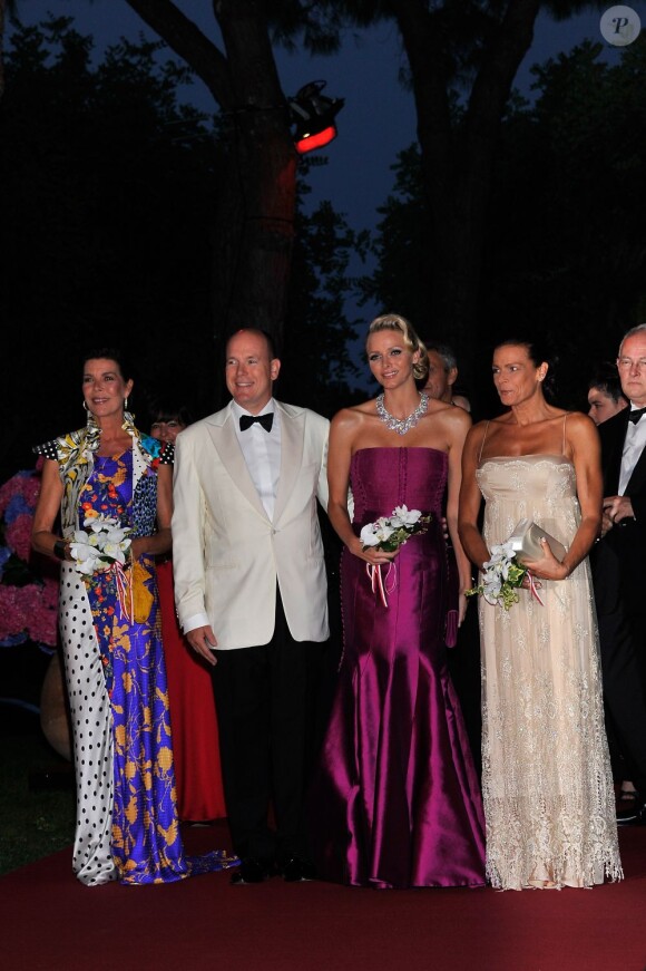 La famille princière de Monaco en août 2011 : la princesse Caroline de Hanovre, le prince Albert II, son épouse Charlene,et la princesse Stéphanie de Monaco lors du bal de la Croix-Rouge