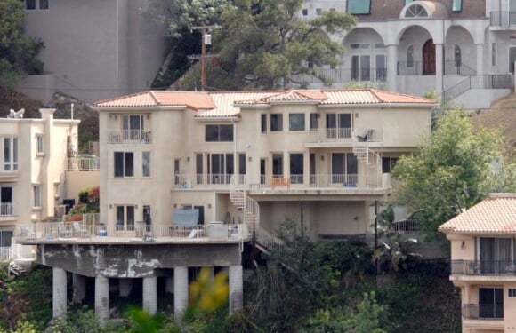 La maison d'Anna Nicole Smith a été vendue pour la somme de 1,3 million de dollars. Des photos prises le 15 janvier 2013, montrent qu'elle est désormais à l'abandon.