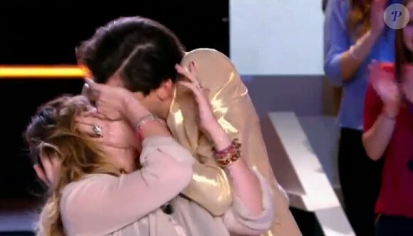 Daphné Bürki a reçu un baiser passionné de Gunther Love, en direct sur le plateau du Grand Journal de Canal+. Janvier 2013