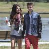 Justin Bieber et Selena Gomez se promènent à Van Nuys, en Californie, le 30 juin 2012.