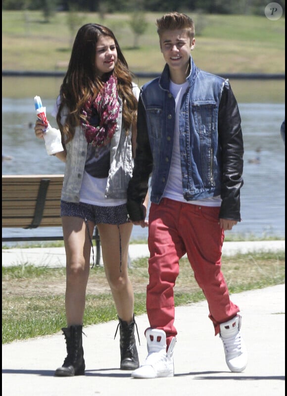 Justin Bieber et Selena Gomez se promènent à Van Nuys, en Californie, le 30 juin 2012.