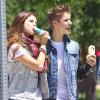 Justin Bieber et Selena Gomez se promènent à Van Nuys, en Californie, le 30 juin 2012.