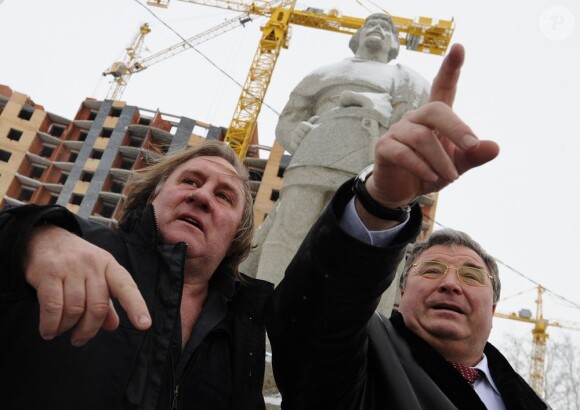 Gerard Depardieu, le 6 janvier 2013 à Saransk, avec le gouverneur de la Mordovie, Vladimir Volkov.