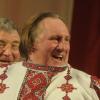 L'acteur Gérard Depardieu, en costume traditionnel, exhibe fièrement son nouveau passeport russe à Saransk le 6 janvier 2013.