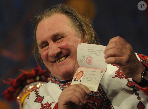Gérard Depardieu, en costume traditionnel, exhibe fièrement son nouveau passeport russe à Saransk le 6 janvier 2013.
