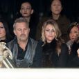 Kevin Costner et sa femme Christine au front row du défilé Versace lors de la Fashion Week à Paris, le 20 janvier 2013.