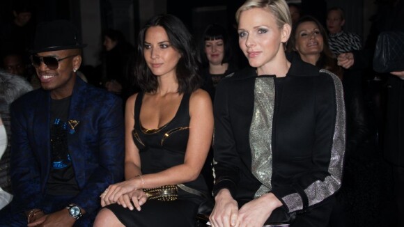Charlene de Monaco savoure le show Versace avec Kevin Costner et sa femme