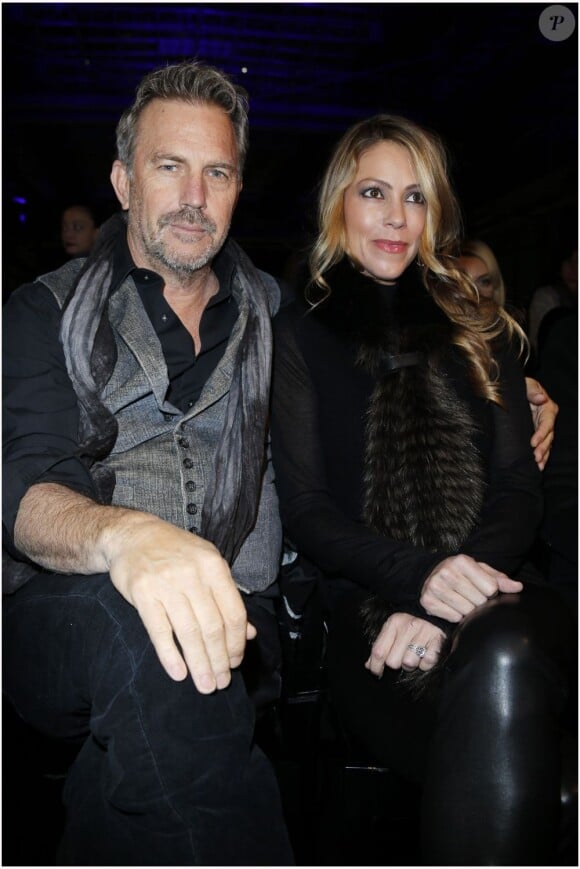 Kevin Costner et sa femme Christine à Paris le 20 janvier 2013 lors du défilé Versace.